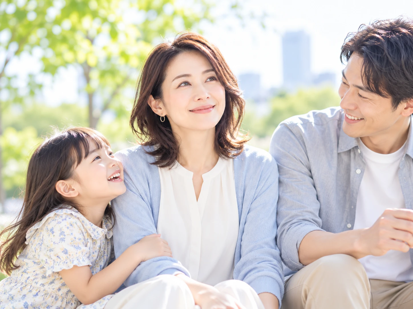 公園で笑顔の時間を過ごす家族
